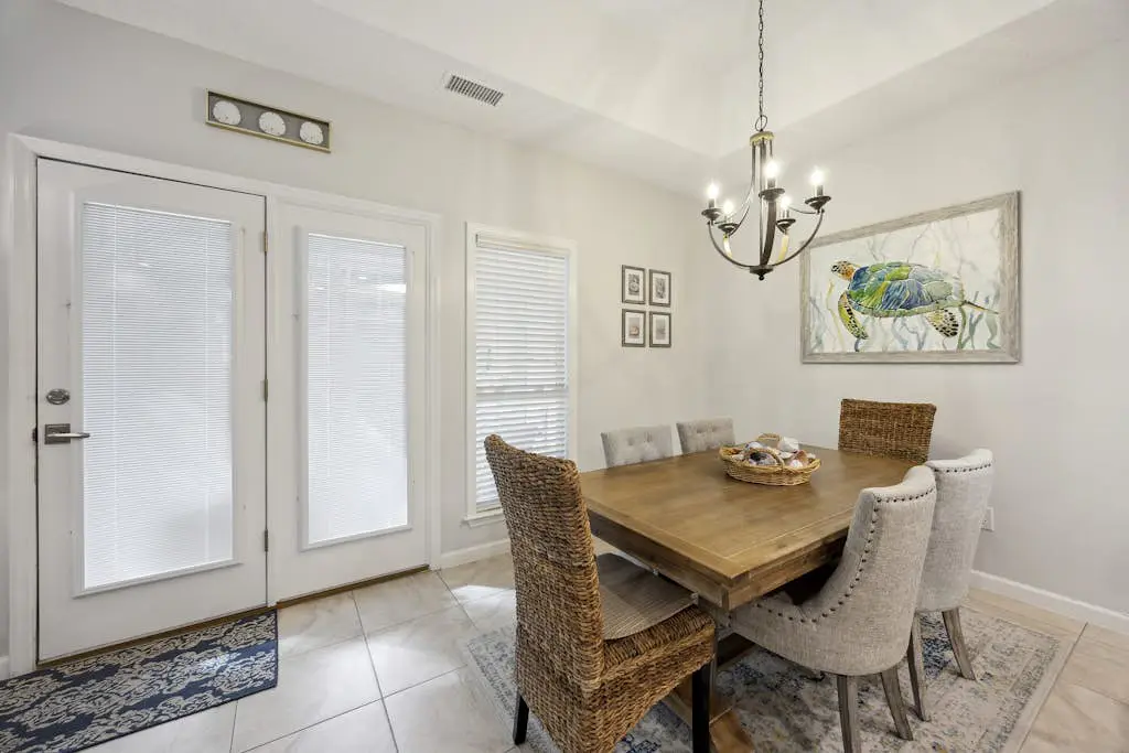 Pristine Condo with shared pools, hot tub, close to Islander's Beach Park