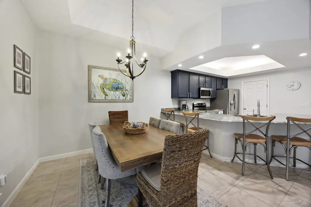 Pristine Condo with shared pools, hot tub, close to Islander's Beach Park