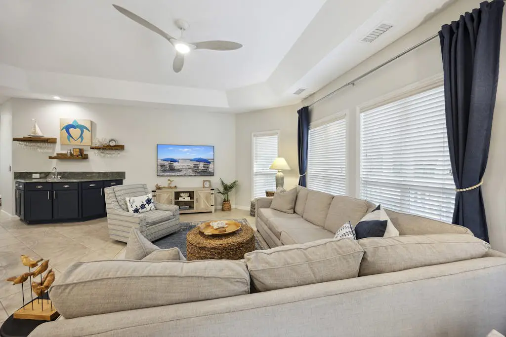 Pristine Condo with shared pools, hot tub, close to Islander's Beach Park