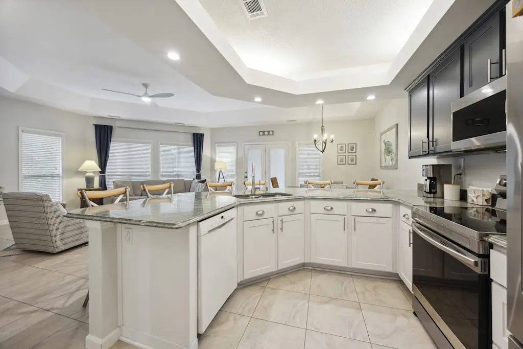 Pristine Condo with shared pools, hot tub, close to Islander's Beach Park