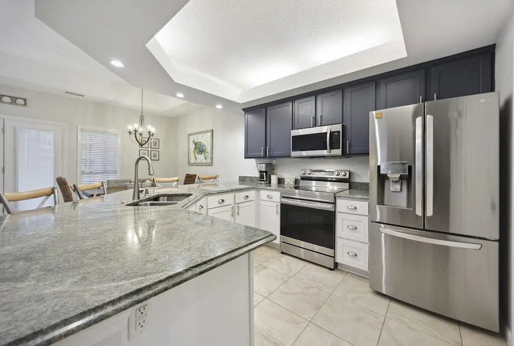 Pristine Condo with shared pools, hot tub, close to Islander's Beach Park