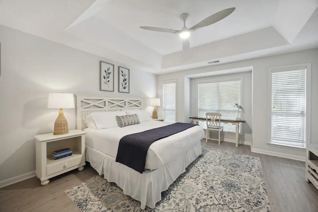 Pristine Condo with shared pools, hot tub, close to Islander's Beach Park