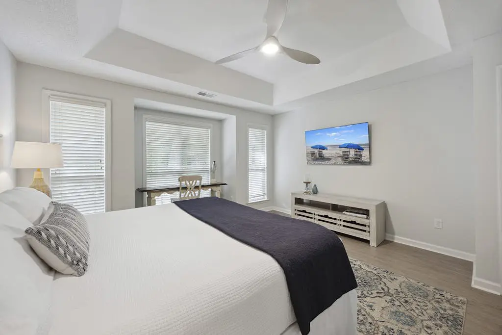 Pristine Condo with shared pools, hot tub, close to Islander's Beach Park