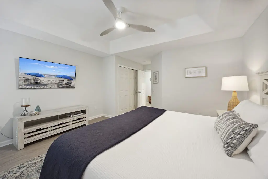 Pristine Condo with shared pools, hot tub, close to Islander's Beach Park