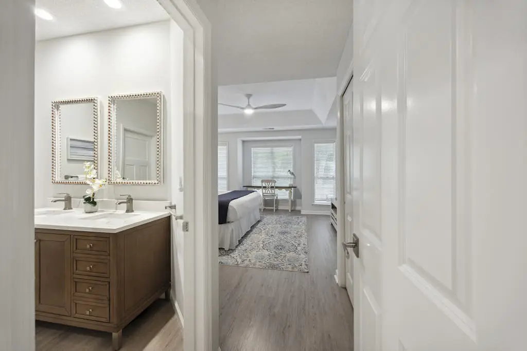 Pristine Condo with shared pools, hot tub, close to Islander's Beach Park