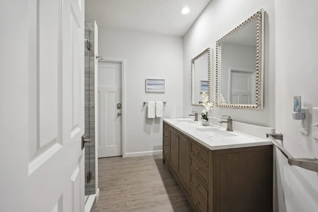 Pristine Condo with shared pools, hot tub, close to Islander's Beach Park