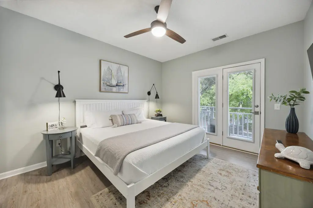 Pristine Condo with shared pools, hot tub, close to Islander's Beach Park