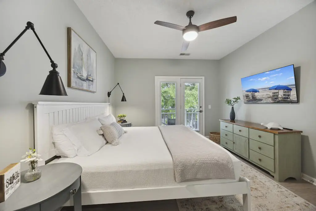 Pristine Condo with shared pools, hot tub, close to Islander's Beach Park