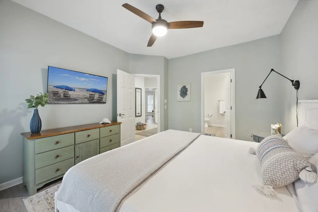 Pristine Condo with shared pools, hot tub, close to Islander's Beach Park