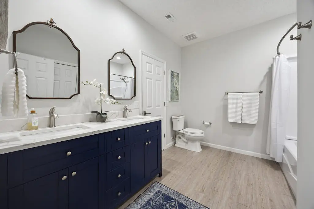 Pristine Condo with shared pools, hot tub, close to Islander's Beach Park