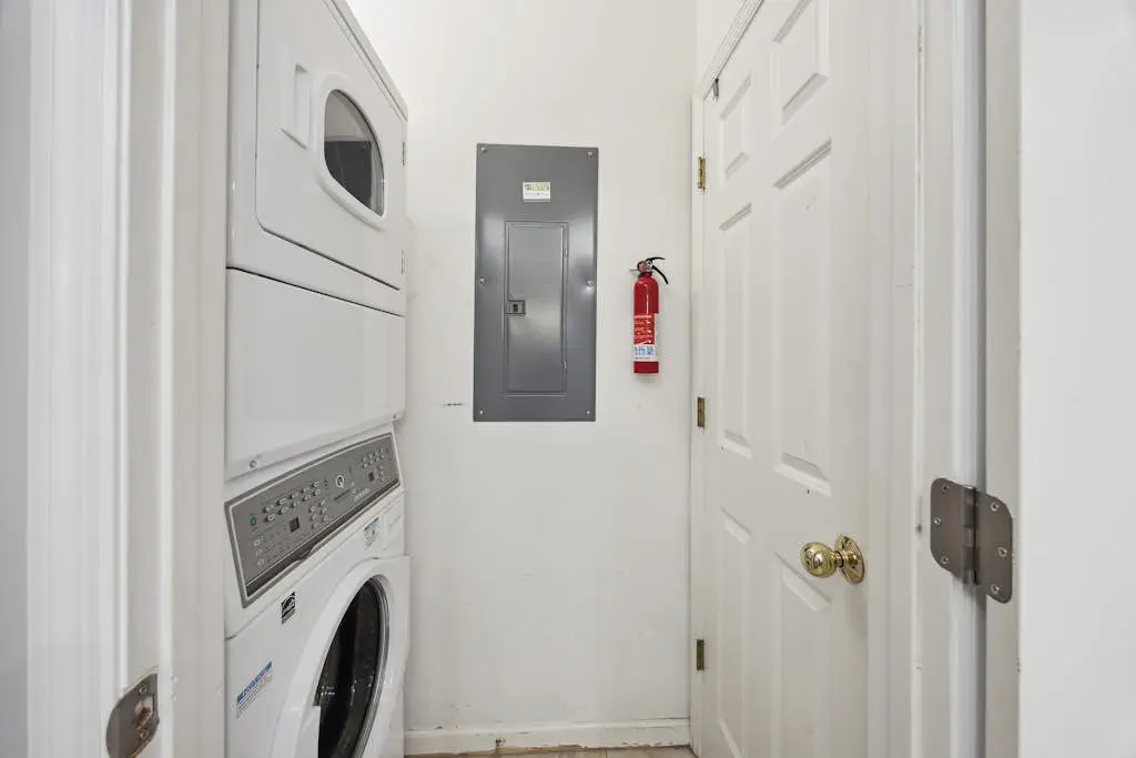 Pristine Condo with shared pools, hot tub, close to Islander's Beach Park