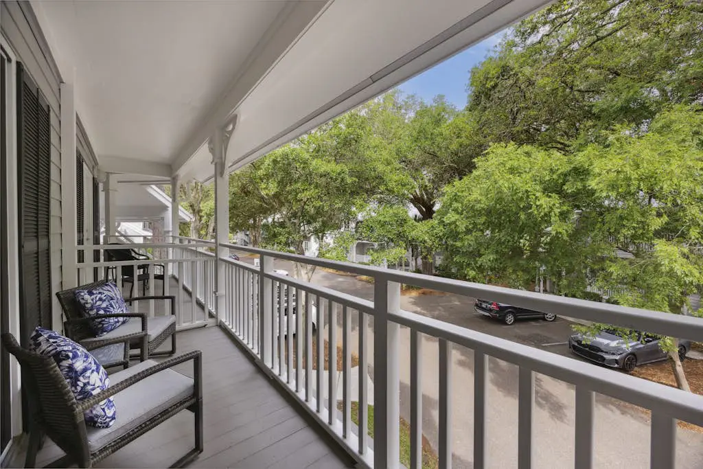 Pristine Condo with shared pools, hot tub, close to Islander's Beach Park