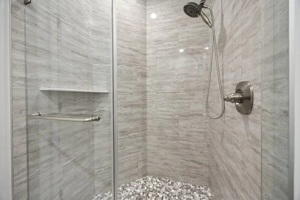Pristine Condo with shared pools, hot tub, close to Islander's Beach Park