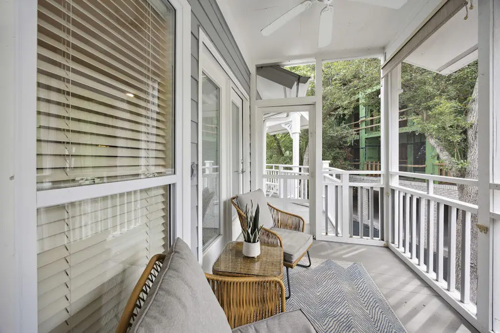 Pristine Condo with shared pools, hot tub, close to Islander's Beach Park