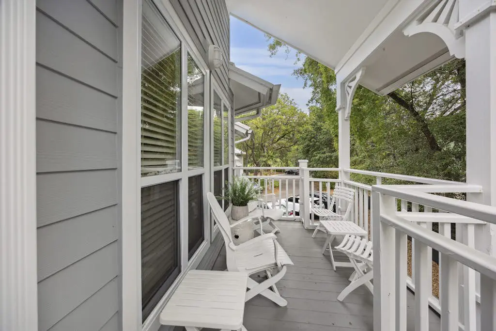 Pristine Condo with shared pools, hot tub, close to Islander's Beach Park