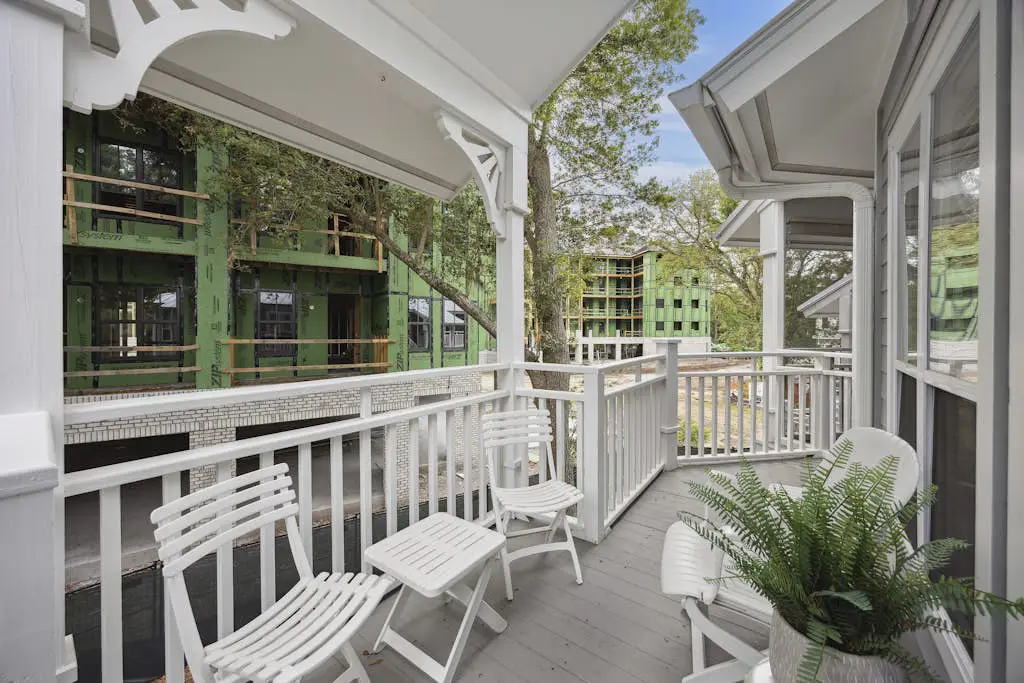 Pristine Condo with shared pools, hot tub, close to Islander's Beach Park