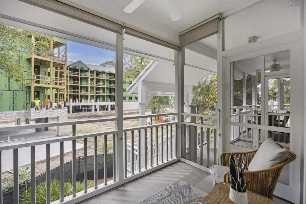 Pristine Condo with shared pools, hot tub, close to Islander's Beach Park
