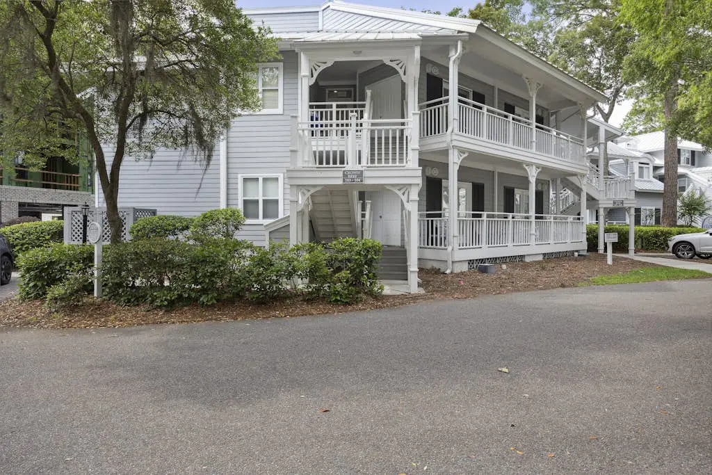 Pristine Condo with shared pools, hot tub, close to Islander's Beach Park