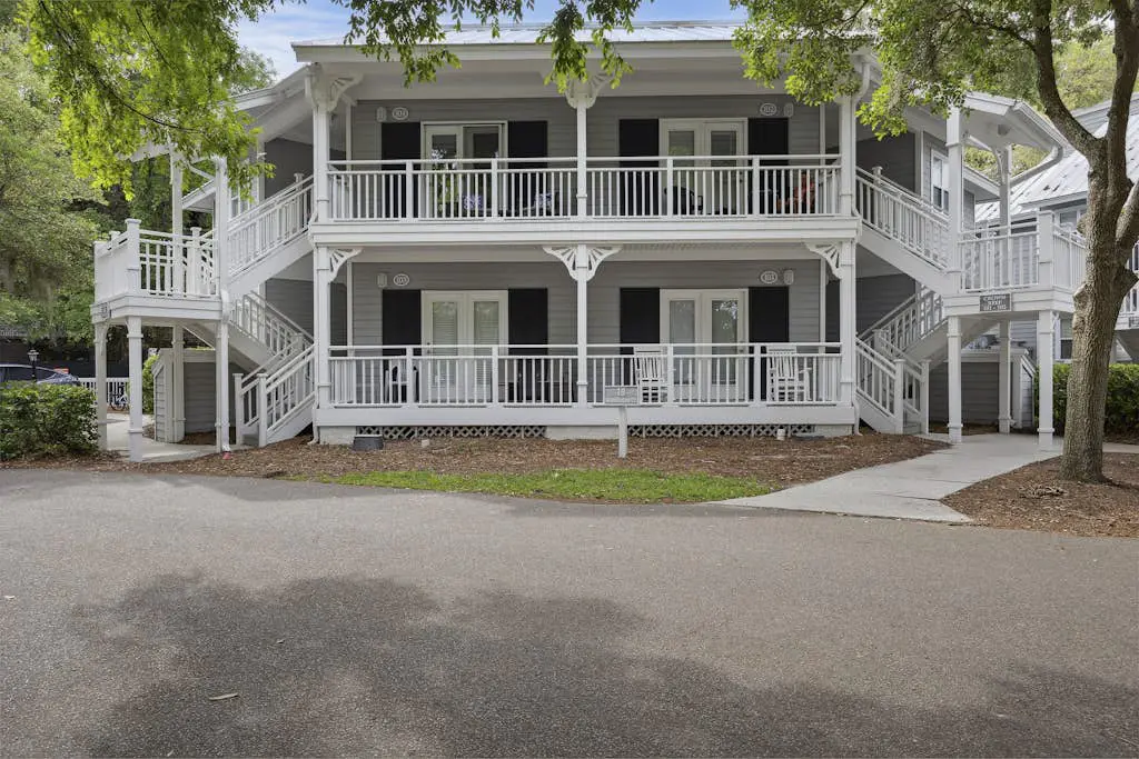 Pristine Condo with shared pools, hot tub, close to Islander's Beach Park