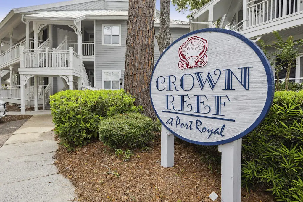 Pristine Condo with shared pools, hot tub, close to Islander's Beach Park