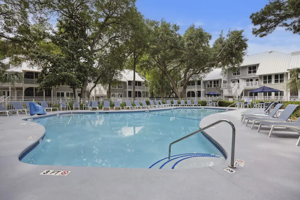 Pristine Condo with shared pools, hot tub, close to Islander's Beach Park