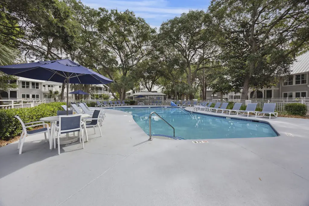 Pristine Condo with shared pools, hot tub, close to Islander's Beach Park
