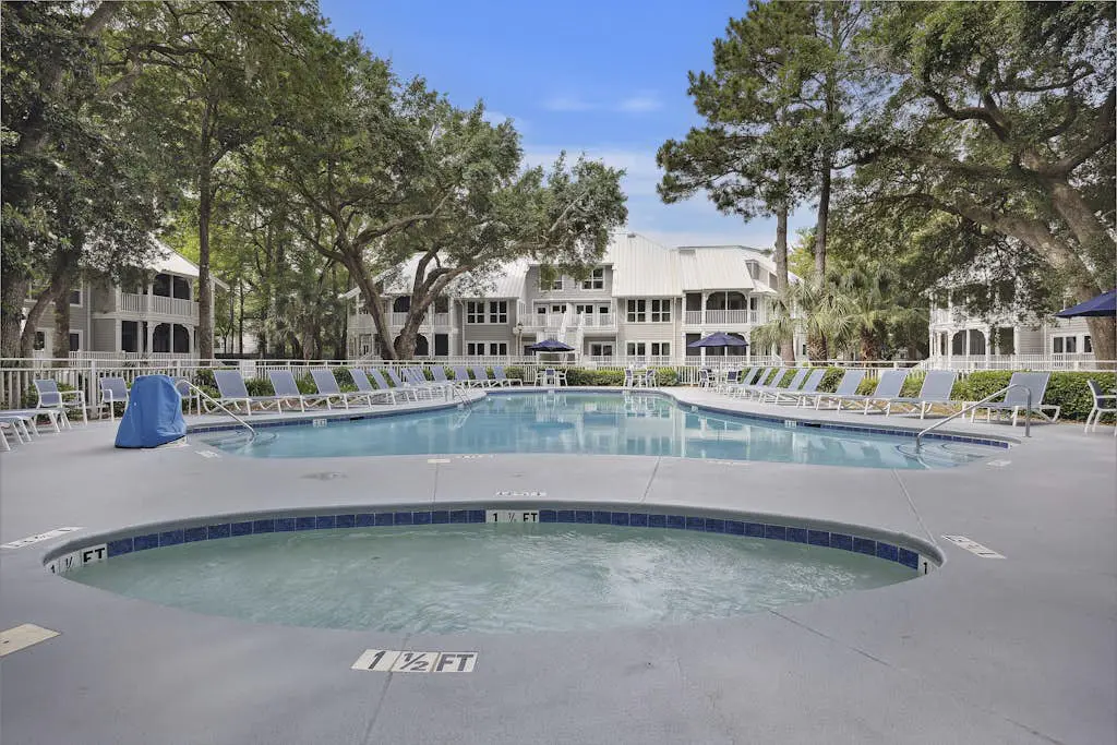 Pristine Condo with shared pools, hot tub, close to Islander's Beach Park