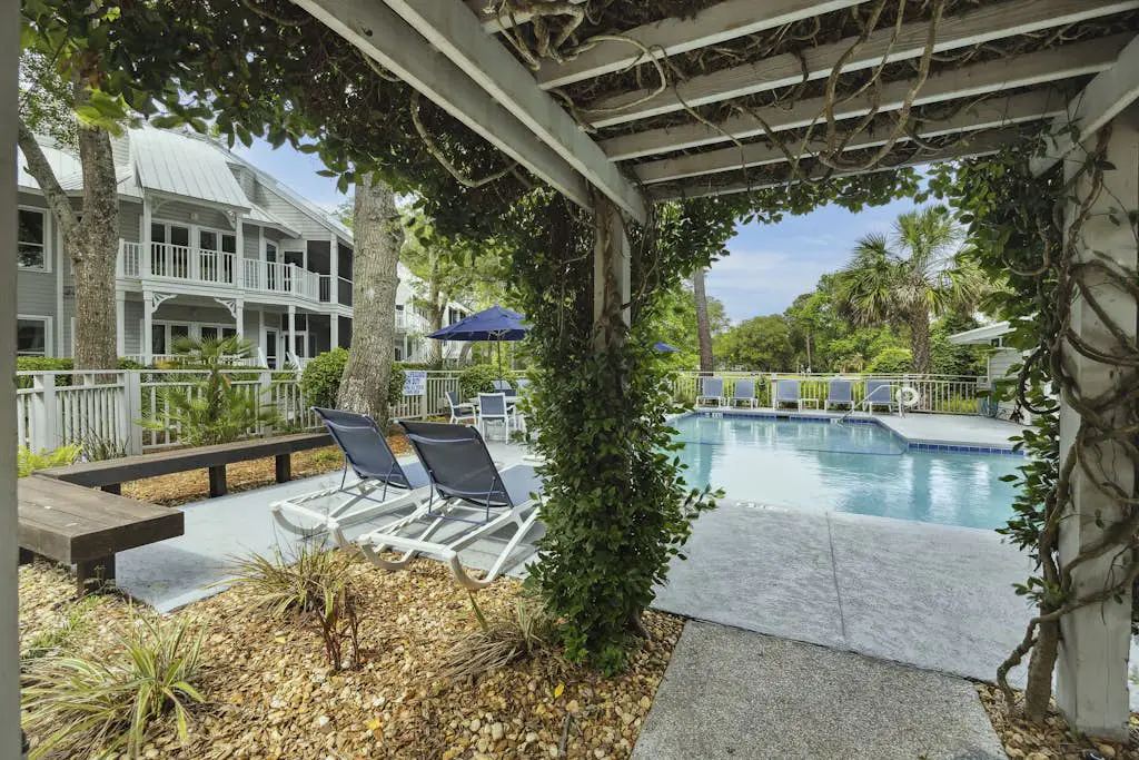 Pristine Condo with shared pools, hot tub, close to Islander's Beach Park