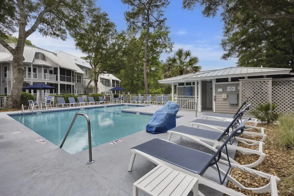 Pristine Condo with shared pools, hot tub, close to Islander's Beach Park