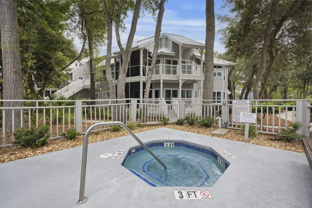 Pristine Condo with shared pools, hot tub, close to Islander's Beach Park