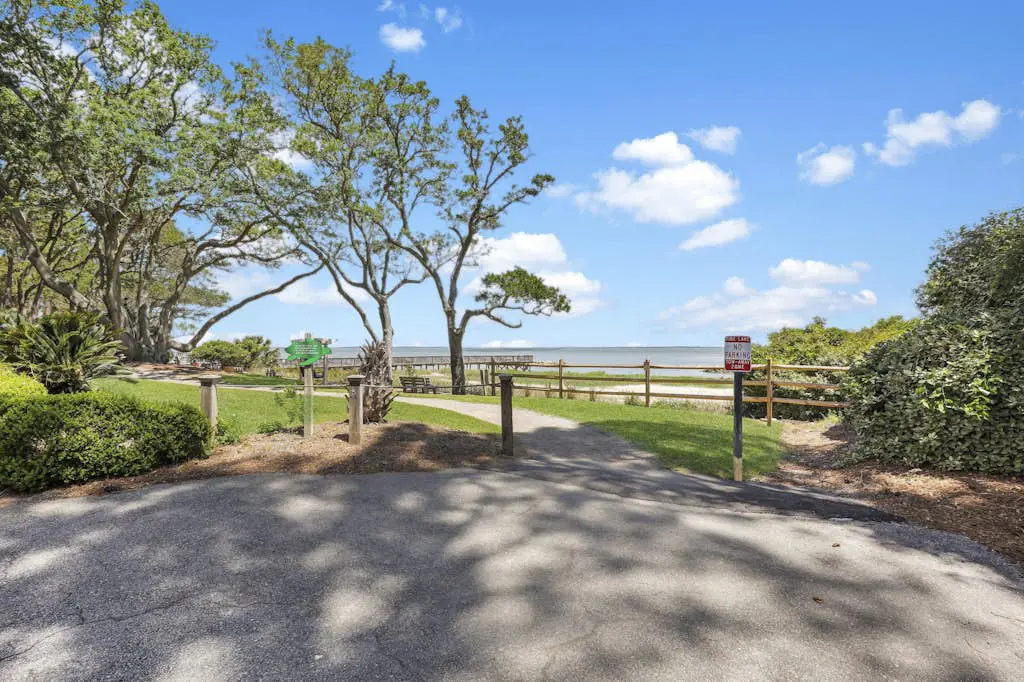 Pristine Condo with shared pools, hot tub, close to Islander's Beach Park