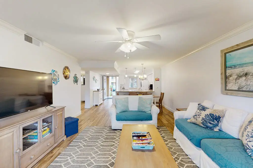 1st Floor Condo with Pools,Hot tub, 100 yards to Beach, Tennis/Pickleball Courts