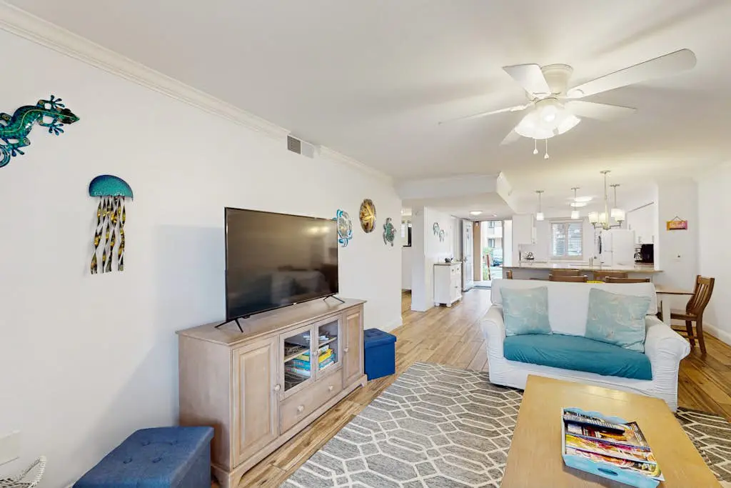 1st Floor Condo with Pools,Hot tub, 100 yards to Beach, Tennis/Pickleball Courts