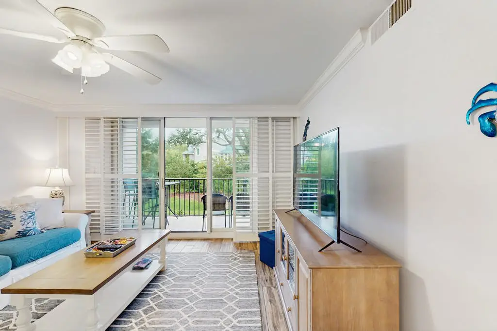 1st Floor Condo with Pools,Hot tub, 100 yards to Beach, Tennis/Pickleball Courts