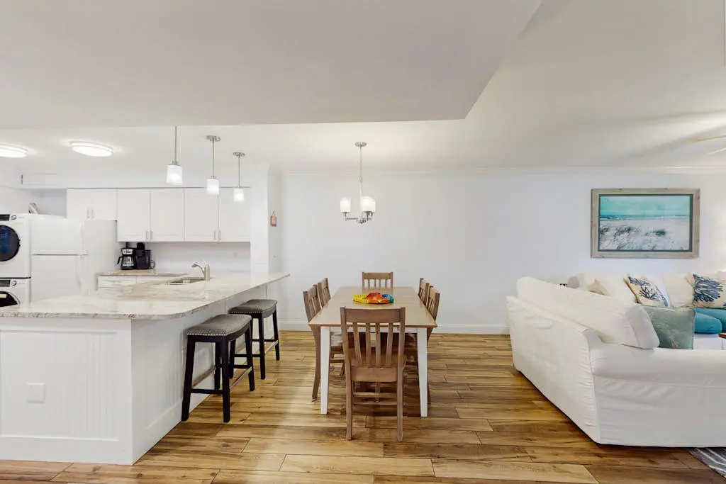 1st Floor Condo with Pools,Hot tub, 100 yards to Beach, Tennis/Pickleball Courts