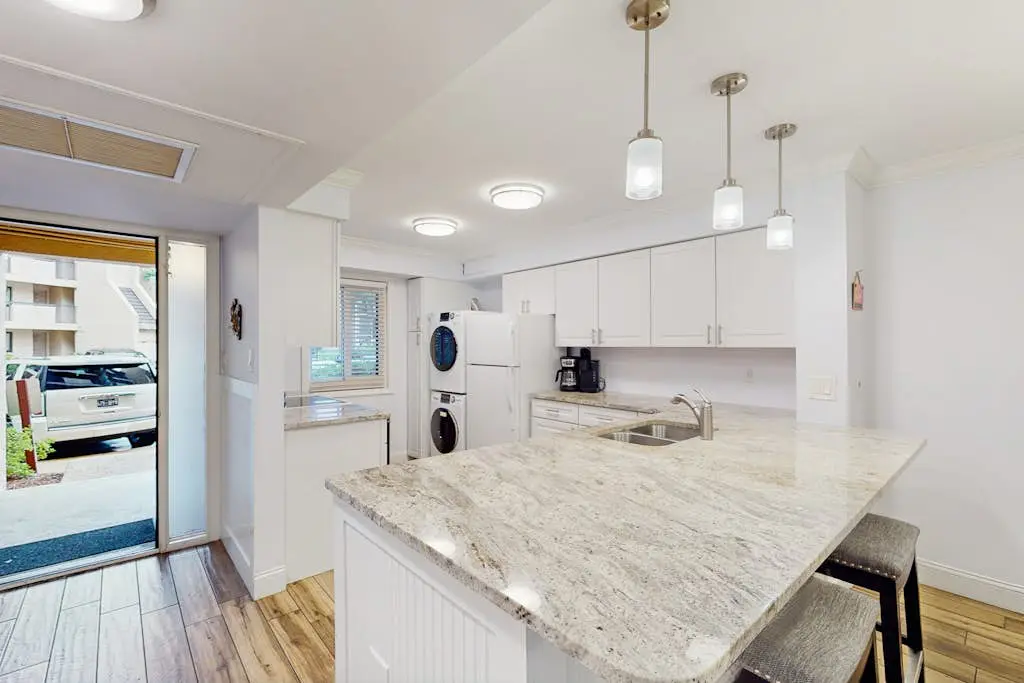 1st Floor Condo with Pools,Hot tub, 100 yards to Beach, Tennis/Pickleball Courts