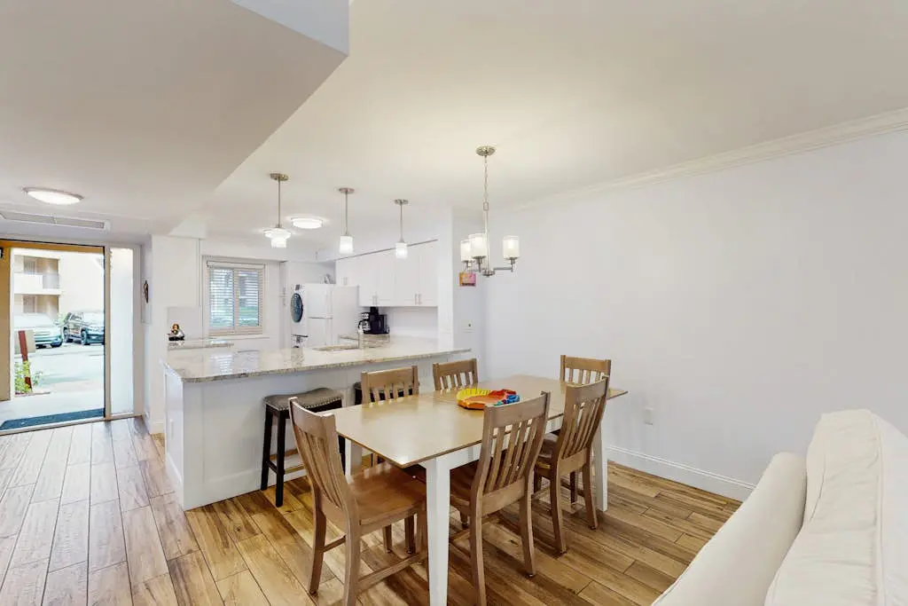 1st Floor Condo with Pools,Hot tub, 100 yards to Beach, Tennis/Pickleball Courts