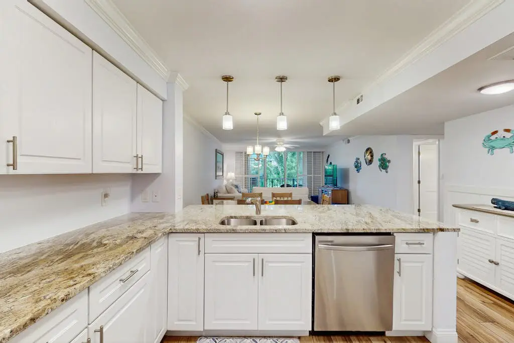 1st Floor Condo with Pools,Hot tub, 100 yards to Beach, Tennis/Pickleball Courts