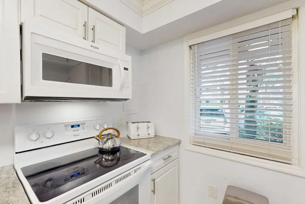 1st Floor Condo with Pools,Hot tub, 100 yards to Beach, Tennis/Pickleball Courts