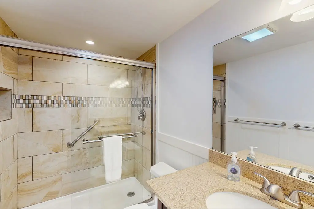 1st Floor Condo with Pools,Hot tub, 100 yards to Beach, Tennis/Pickleball Courts