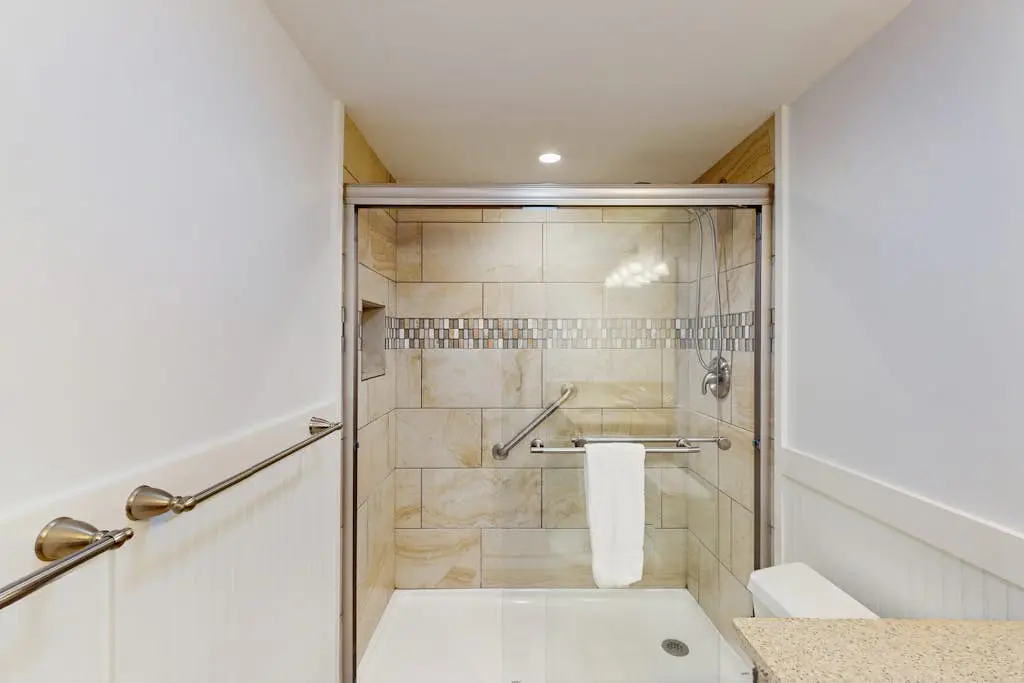 1st Floor Condo with Pools,Hot tub, 100 yards to Beach, Tennis/Pickleball Courts