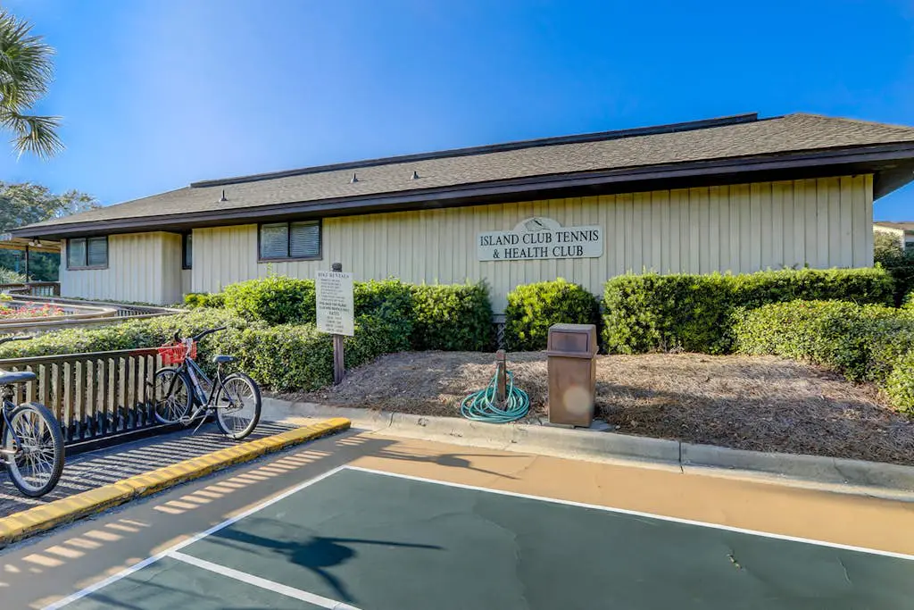 1st Floor Condo with Pools,Hot tub, 100 yards to Beach, Tennis/Pickleball Courts