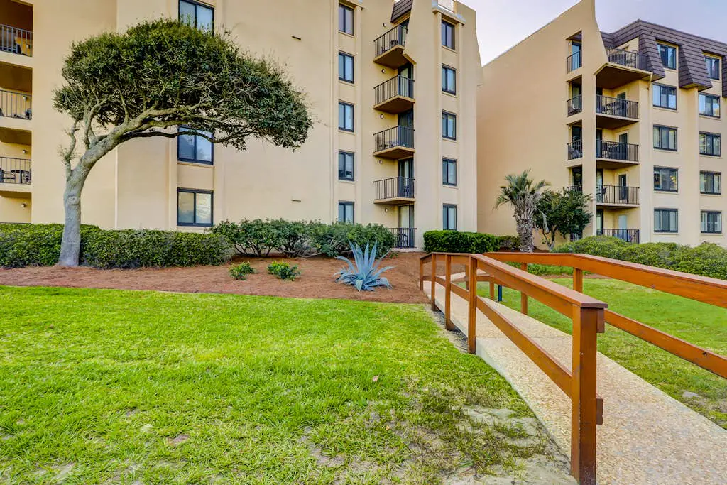 1st Floor Condo with Pools,Hot tub, 100 yards to Beach, Tennis/Pickleball Courts