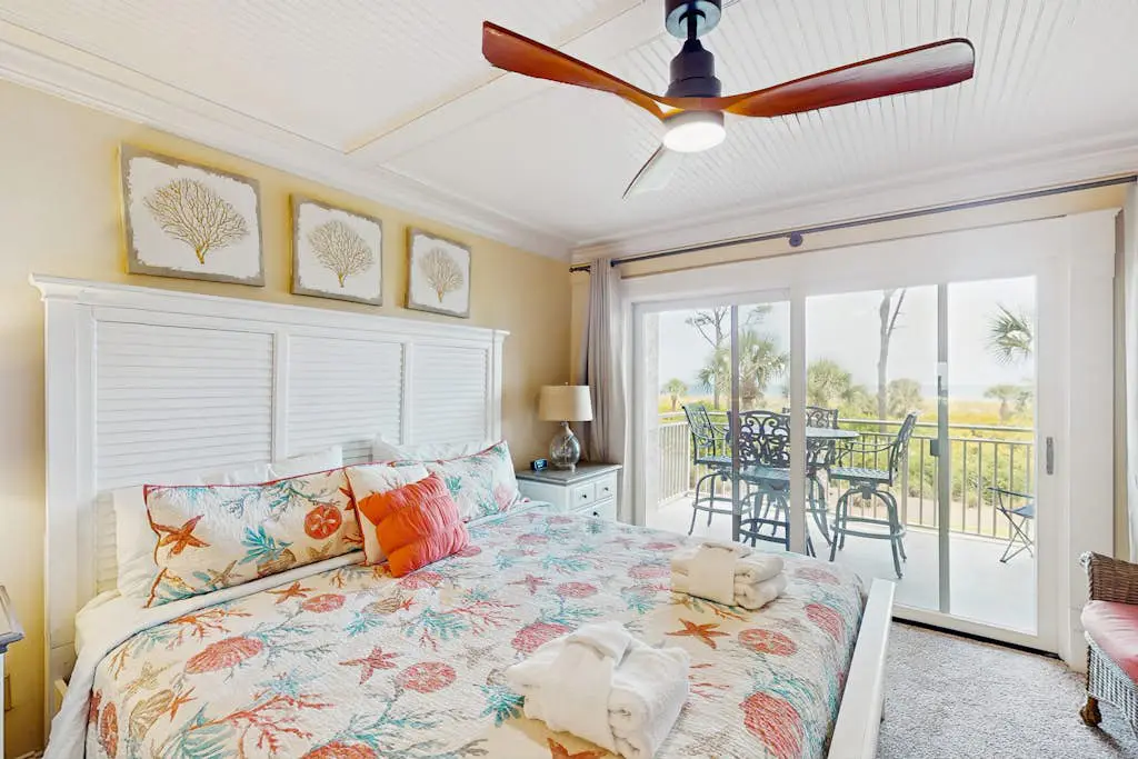 Direct Ocean View Condo with balcony, pools, hot tub, boardwalk to beach