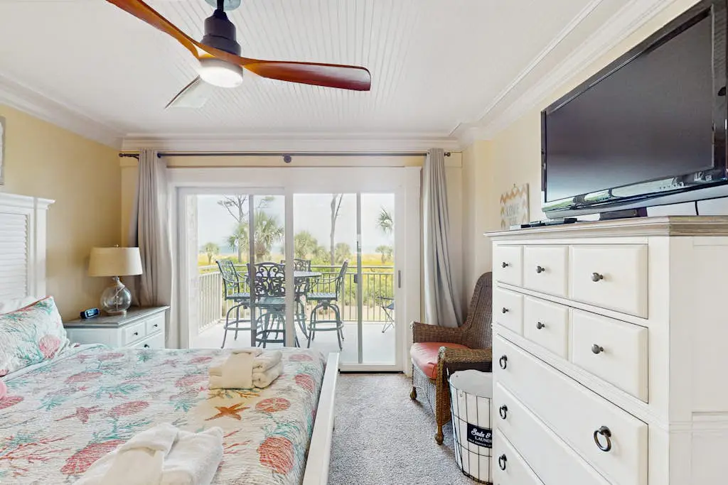 Direct Ocean View Condo with balcony, pools, hot tub, boardwalk to beach