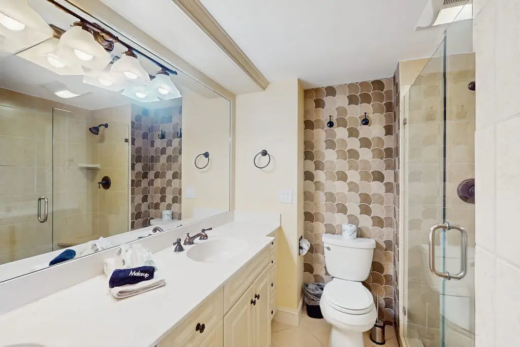 Direct Ocean View Condo with balcony, pools, hot tub, boardwalk to beach