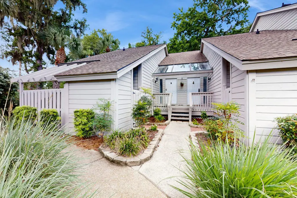 Cheerful condo with shared pool, close to beach, golf, tennis and shopping