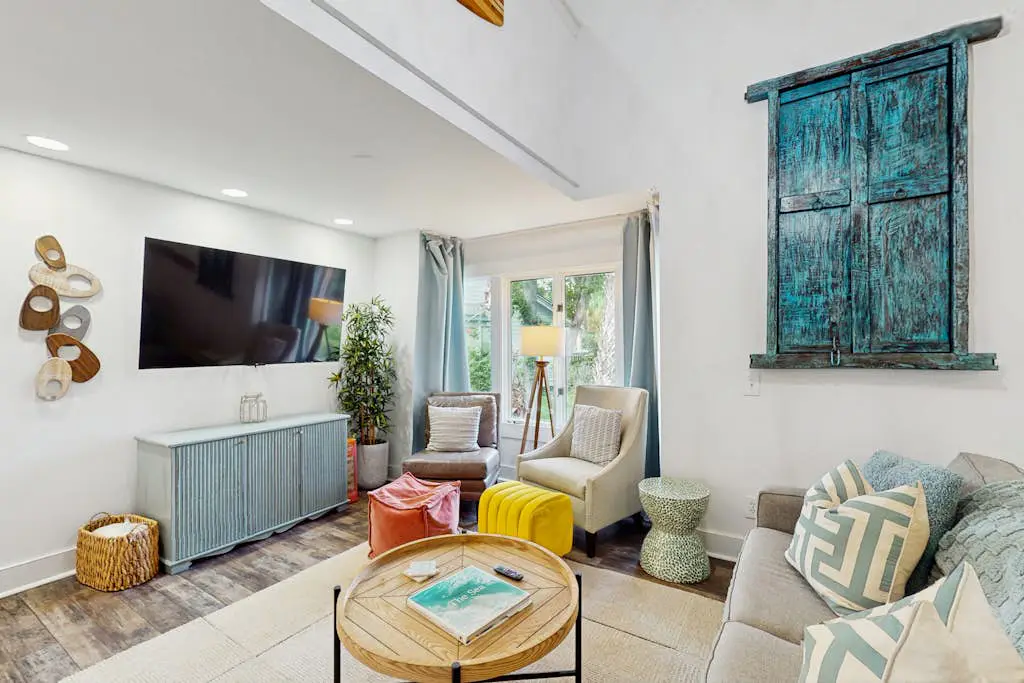 Cheerful condo with shared pool, close to beach, golf, tennis and shopping