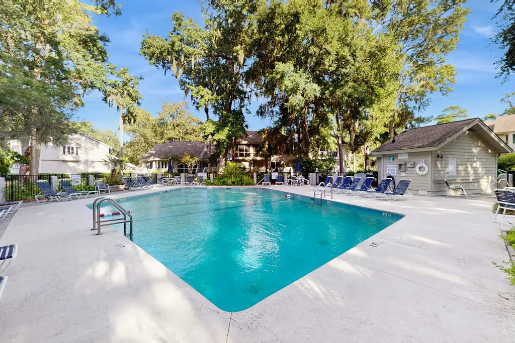 Cheerful condo with shared pool, close to beach, golf, tennis and shopping