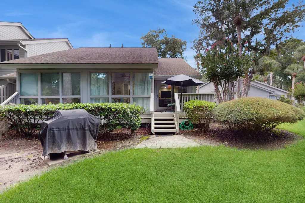 Cheerful condo with shared pool, close to beach, golf, tennis and shopping